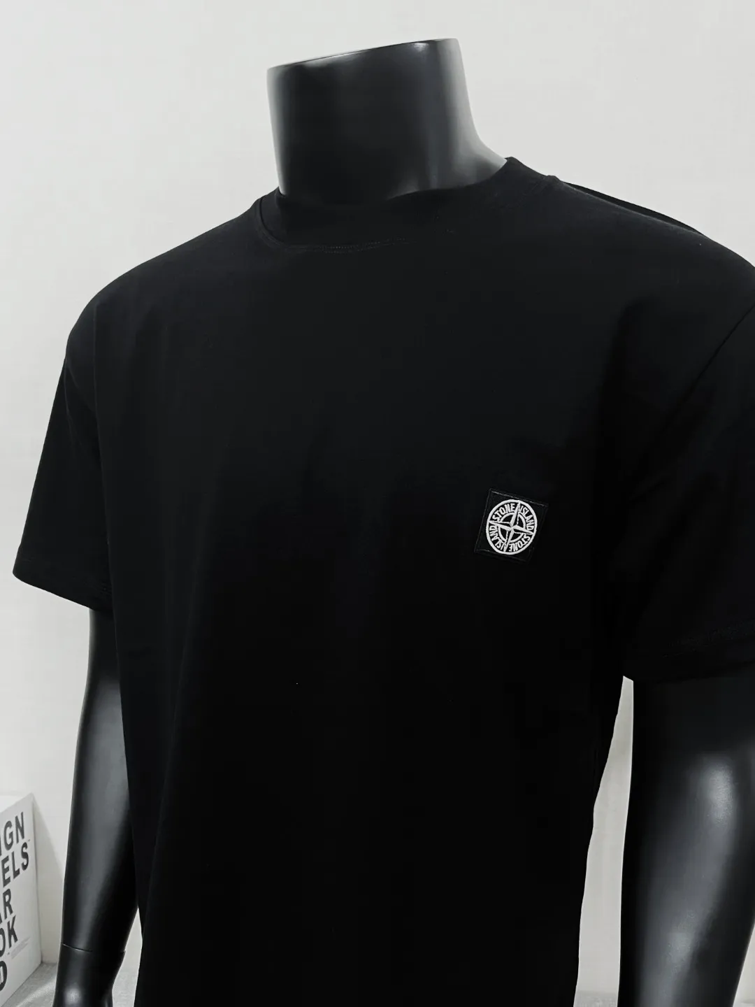 P140 Stone Island/Stone Island classic official website is on sale; small logo embroidery and pressed round neck short-sleeved T-shirt, strictly control the size of the logo, neat and clear letters, and the details are consistent with the original version; the original 240g double yarn 100% cotton fabric is selected; the upper body is simple, beautiful and very durable, with three-needle stitching and high-standard workmanship, with complete three-label details, high-temperature washing, soft fabric, better breathability, no shrinkage or deformation after washing, versatile style Match as you like, European size version, colors: black, dark gray, lilac gray, white; sizes XS-L, (L can wear up to 200 pounds)